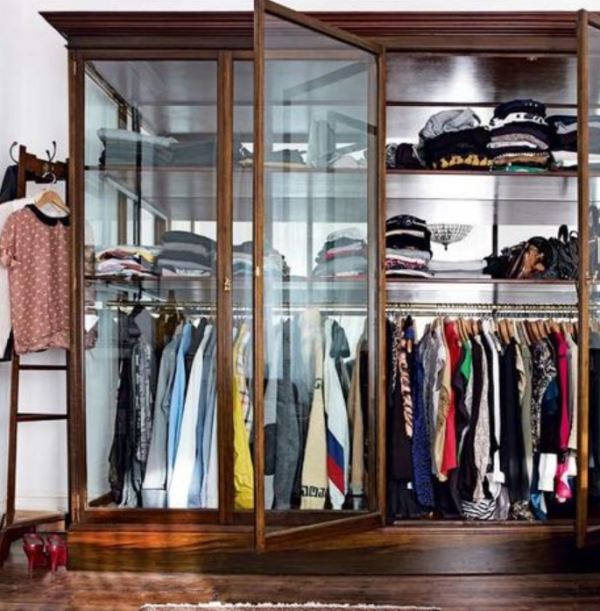 Lemari Pakaian dengan Pintu Kaca Bergaya Kuno